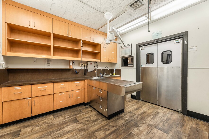 More Photos Of 20805 Hawthorne Blvd, Torrance Veterinarian Kennel For Lease