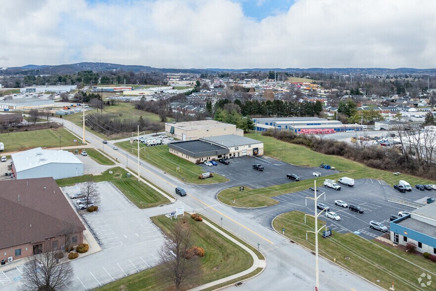 More Photos Of 820 Vogelsong Rd, York Flex For Sale