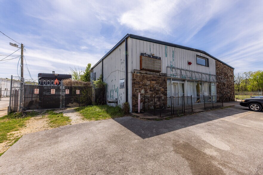 More Photos Of 535 W Poplar St, Fayetteville Warehouse For Lease