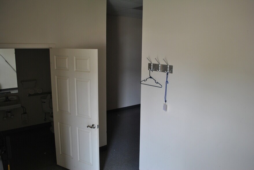 More Photos Of 2095-2103 S Highland Ave, Jackson Storefront Retail Office For Lease