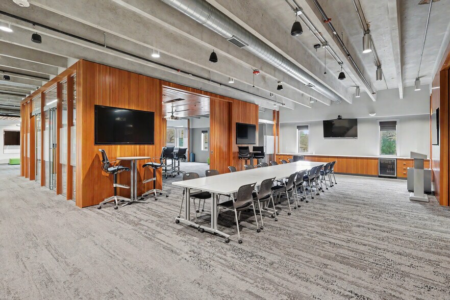 More Photos Of 1025 Ashworth Rd, West Des Moines Office For Sale