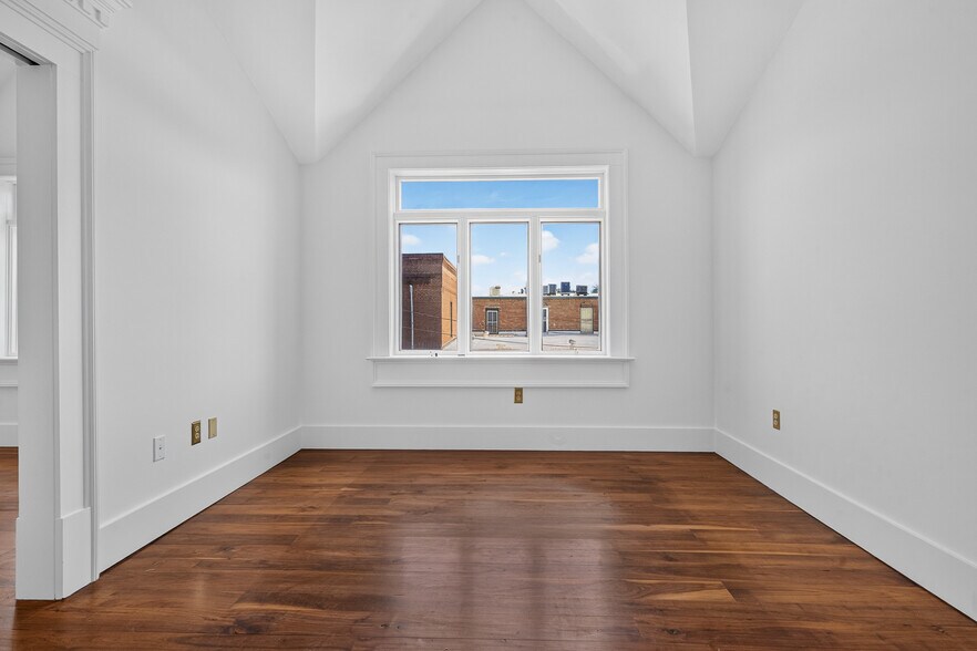 More Photos Of 112 W Doty Ave, Summerville Coworking Space