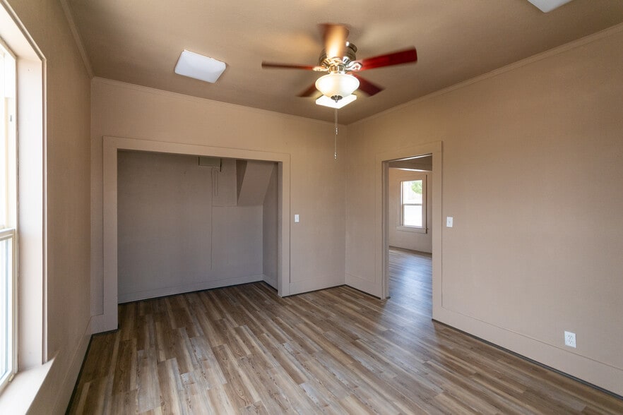 More Photos Of 310 E Oak St, Kingman Office For Sale