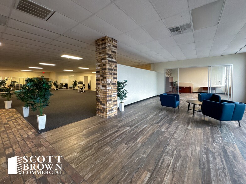 More Photos Of 520 N Loop 288, Denton Showroom For Lease