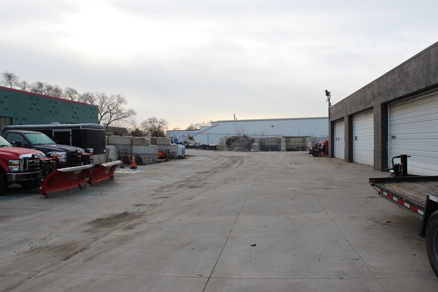 More Photos Of 541 W 90th St, Bloomington Showroom For Sale