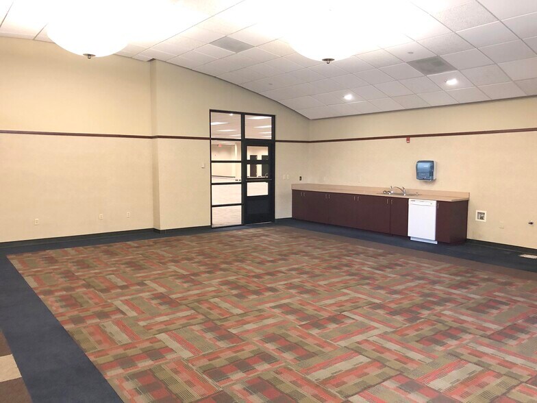 More Photos Of 2825 Reynolda Rd, Winston-Salem Health Club For Sale