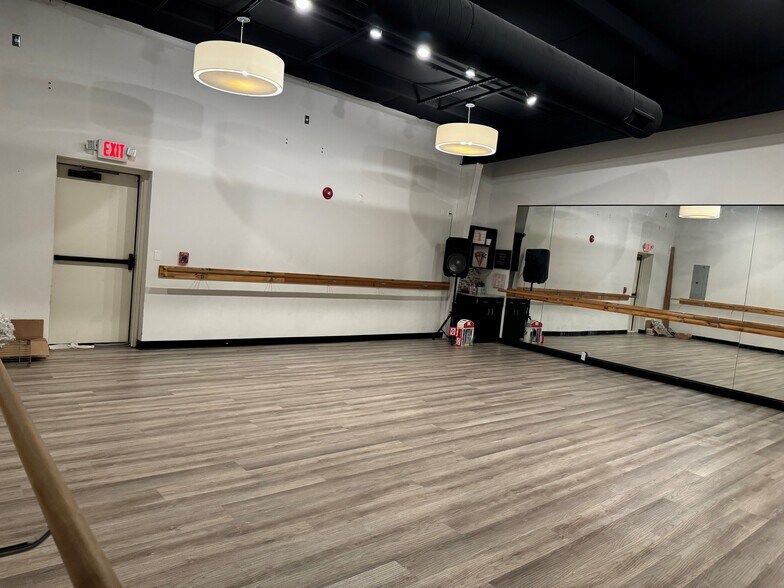 More Photos Of 3406-4 SE J St, Bentonville Freestanding For Lease