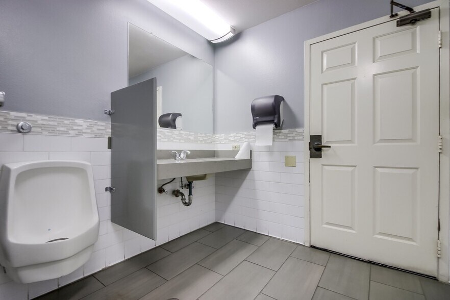 More Photos Of 11712 Moorpark St, Studio City Loft Creative Space For Lease