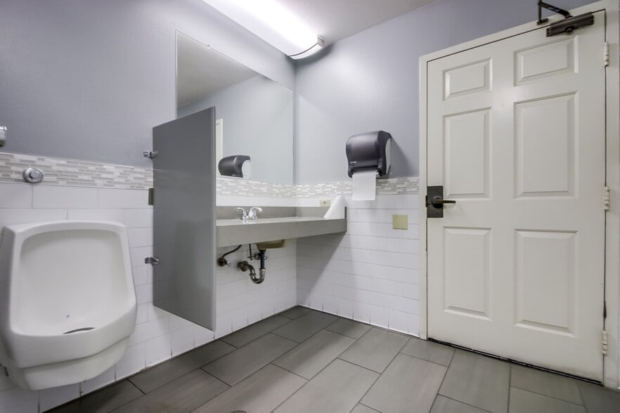 More Photos Of 11712 Moorpark St, Studio City Loft Creative Space For Lease