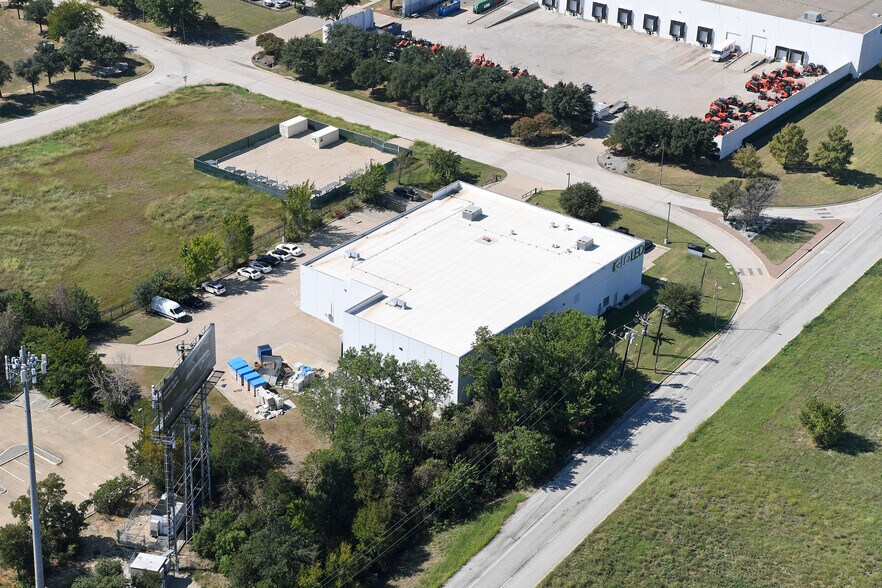 More Photos Of 4924 Cambridge Rd, Fort Worth Distribution For Lease