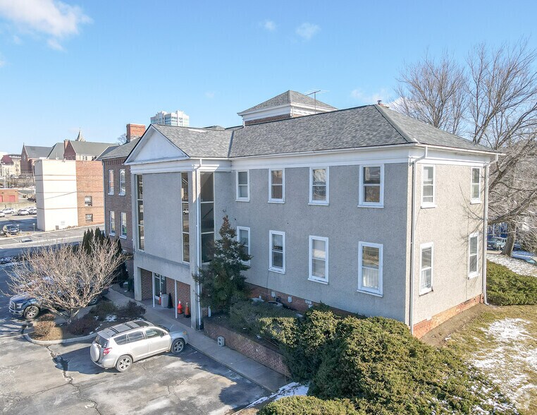 More Photos Of 29 Ravenscroft Dr, Asheville Office For Lease