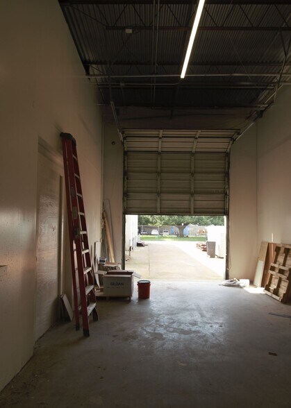 More Photos Of 10850 Wilcrest Dr, Houston Light Distribution For Lease