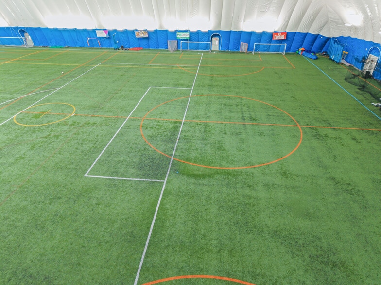 More Photos Of 901 Cannon Rd S, Dundas Sports And Entertainment For Sale