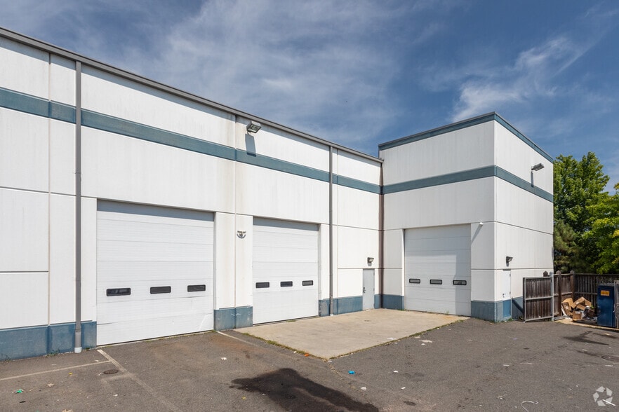 More Photos Of 25395 Pleasant Valley Rd, Chantilly Warehouse For Lease