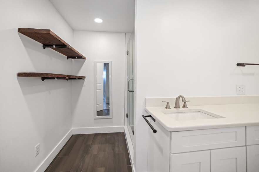 More Photos Of 10830 Navajo Dr, Saint Petersburg Showroom For Sale