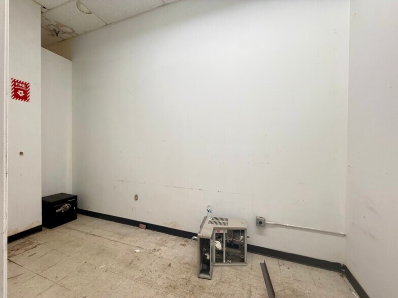 More Photos Of 5068 W Colonial Dr, Orlando Storefront For Sale