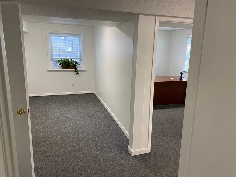 More Photos Of 699 W Woodbine Ave, Kirkwood Office Residential For Lease