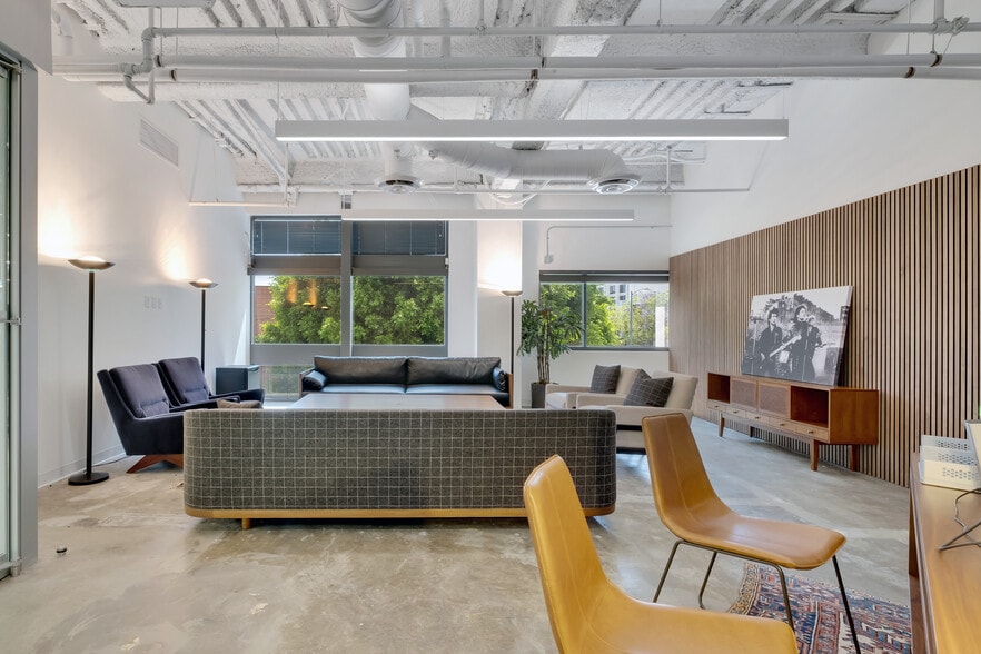 More Photos Of 15821 Ventura Blvd, Encino Office For Lease