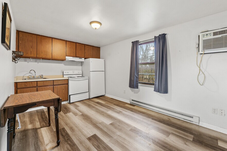 More Photos Of 4991 Arthur Rd, Slinger Hotel For Sale