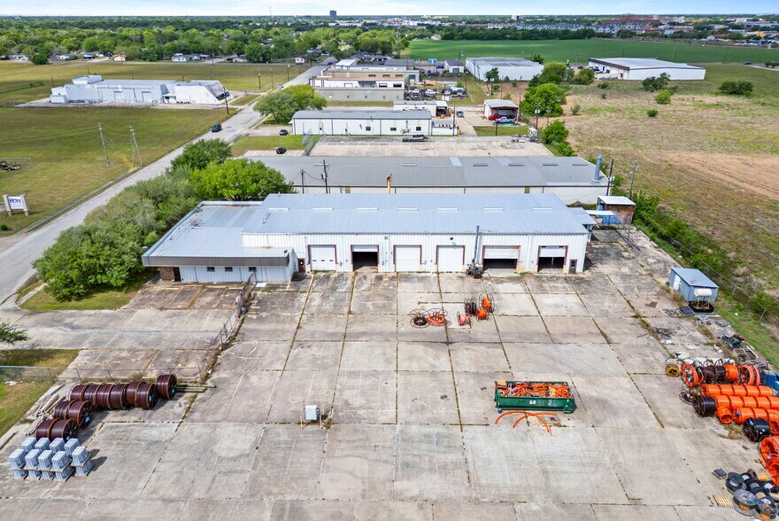 More Photos Of 3806 E Rio Grande St, Victoria Warehouse For Sale