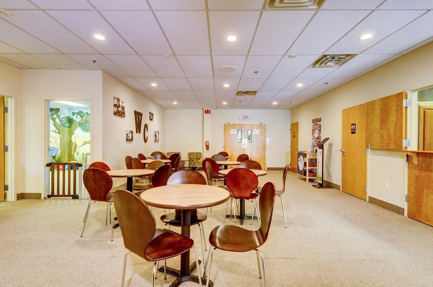 More Photos Of 60 E Hanover Ave, Morris Plains Showroom For Sale