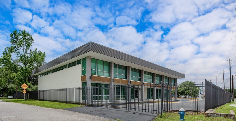 More Photos Of 8845 Long Point Rd, Houston Medical For Lease