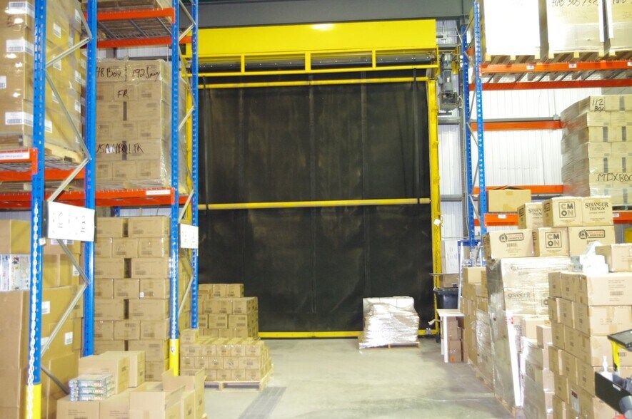 More Photos Of 31 Rue De La Coopérative, Rigaud Department Store For Lease