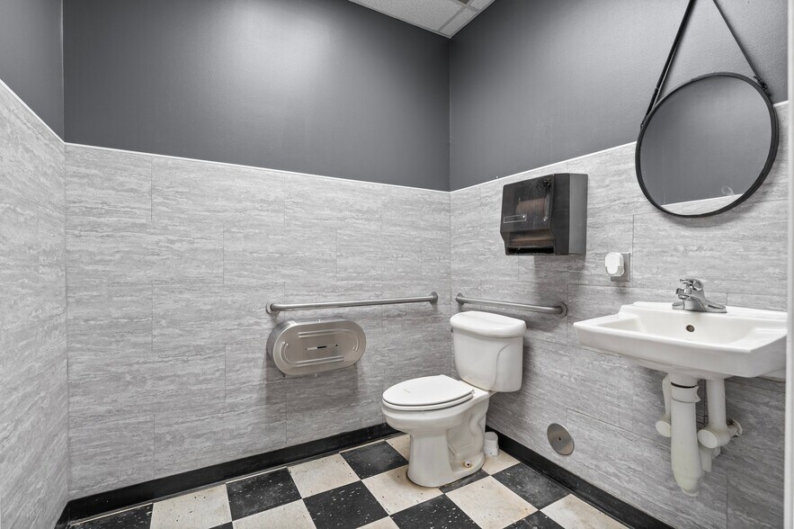 More Photos Of 120 Bank St, Sanford Restaurant For Sale