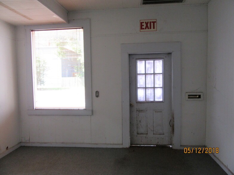 More Photos Of 205 NE Loop 230, Smithville Warehouse For Lease