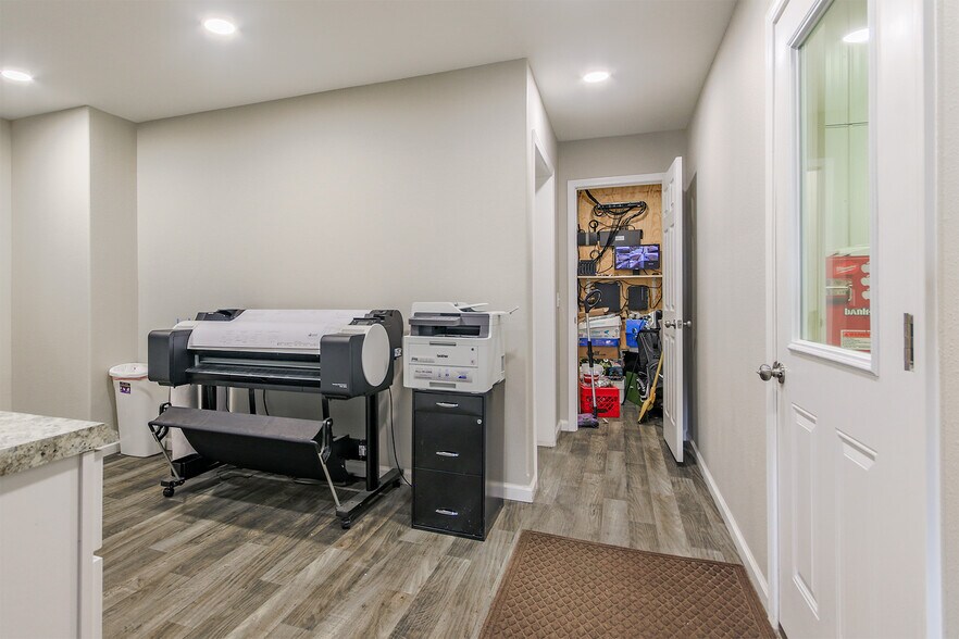 More Photos Of 1010 W Buchanan St, California Freestanding For Sale