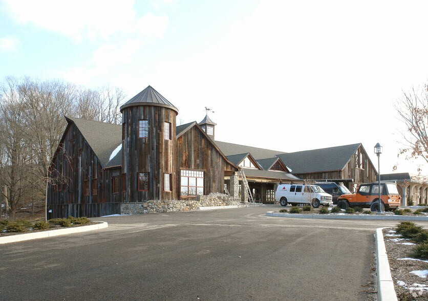 More Photos Of 641 Main St s, Woodbury Freestanding For Lease