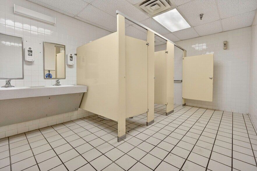 More Photos Of 1400 N Kennedy Ave, Shawnee Office For Sale