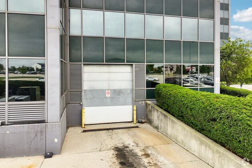 More Photos Of 8910 Purdue Rd, Indianapolis Office For Sale