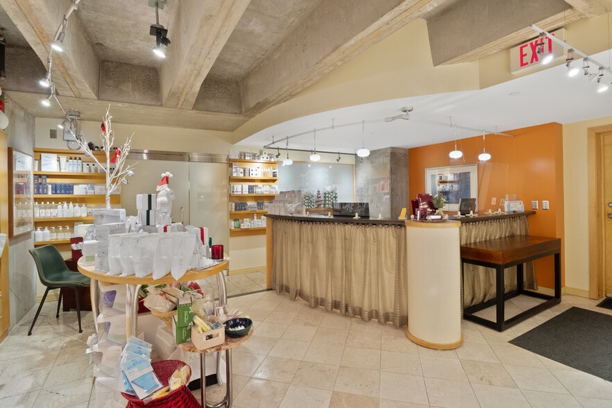 More Photos Of 121 W 48th St, Kansas City Apartments For Lease