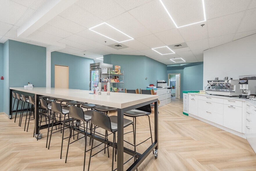 More Photos Of 50 Rue Saint-Charles O, Longueuil Medical For Lease