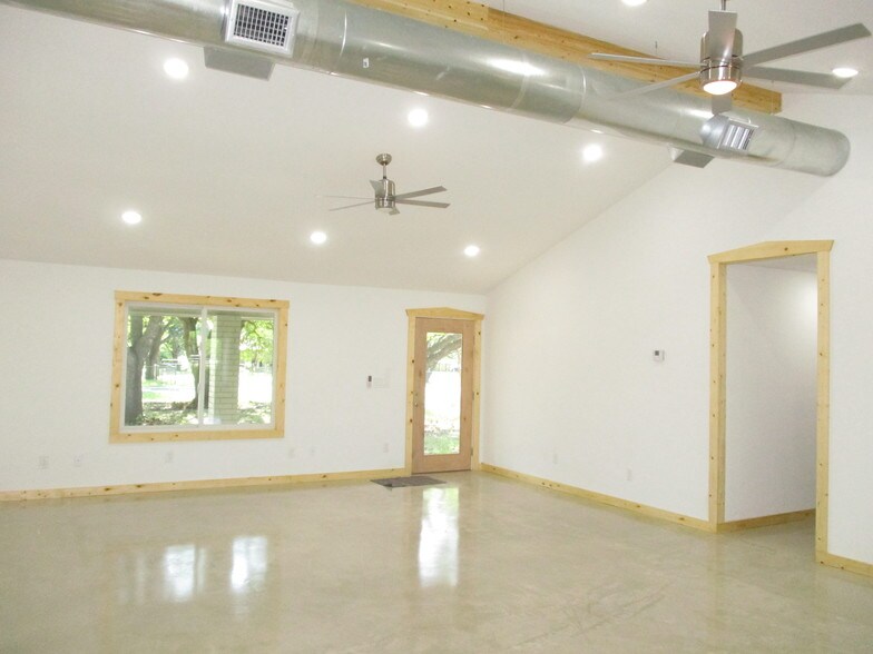 More Photos Of 12724 Lowden Ln, Manchaca Office Residential For Lease