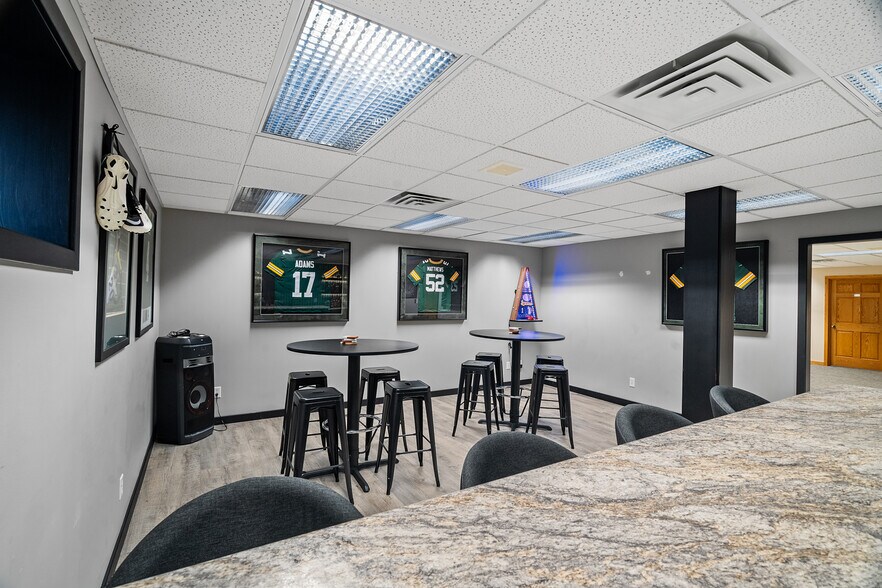 More Photos Of 812 Cormier Rd, Ashwaubenon Office For Lease