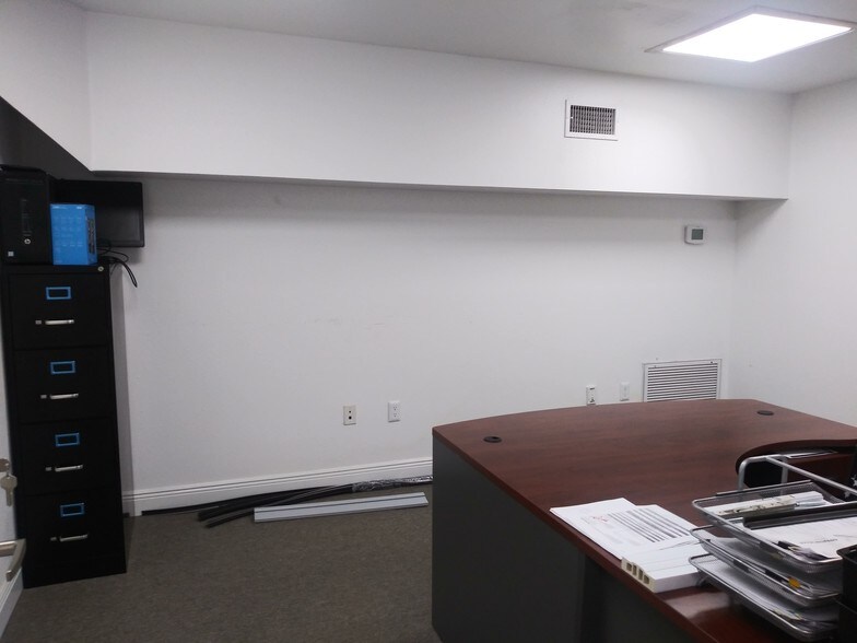 More Photos Of 5017 N Coolidge Dr, Tampa Warehouse For Lease