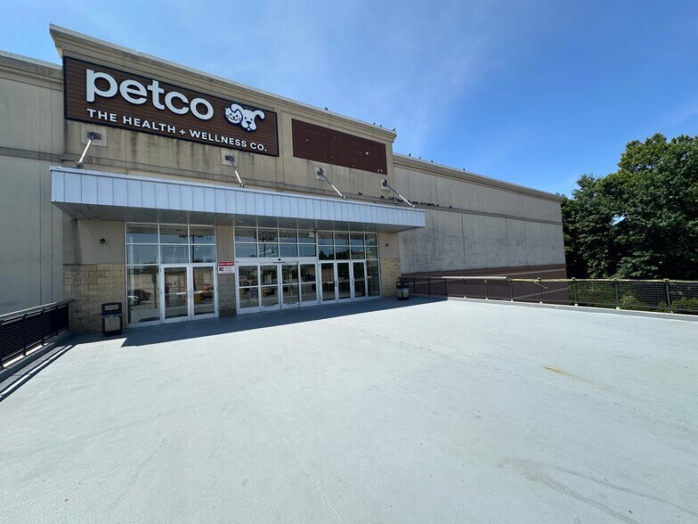 More Photos Of 500-600 E Sandford Blvd, Mount Vernon General Retail For Lease