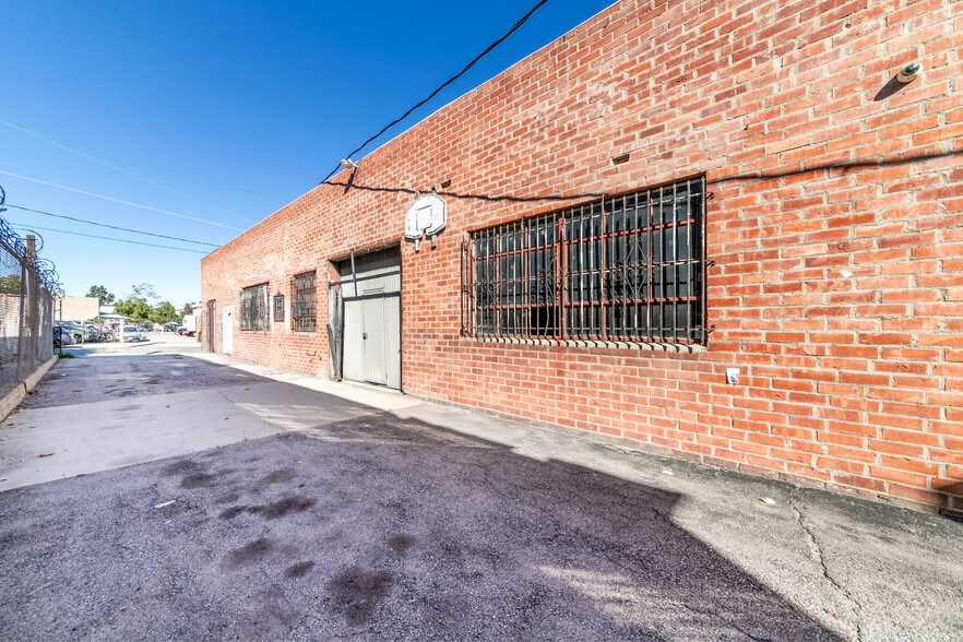 More Photos Of 3040 Rosslyn St, Los Angeles Warehouse For Lease