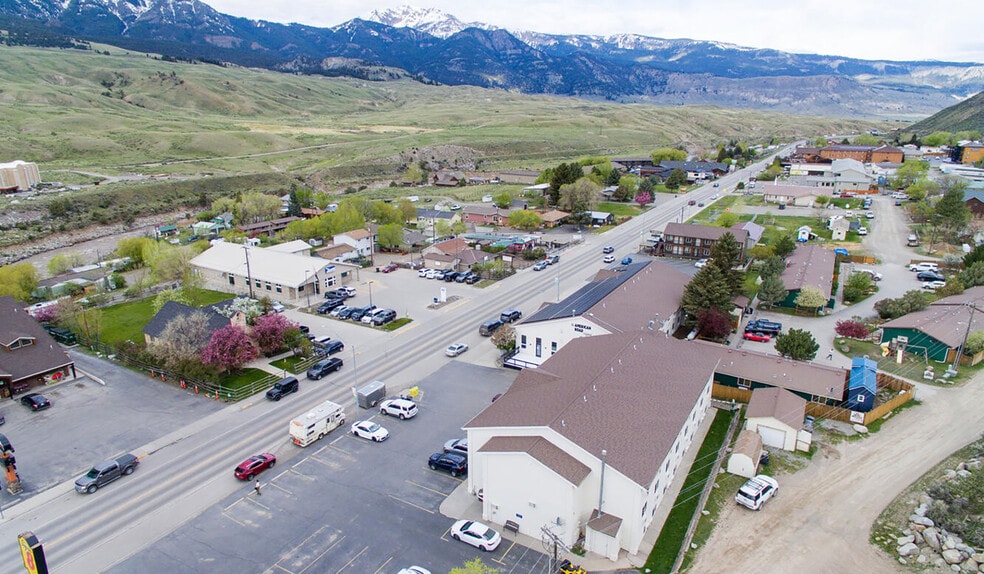 More Photos Of 702 Scott St, Gardiner Hotel For Sale