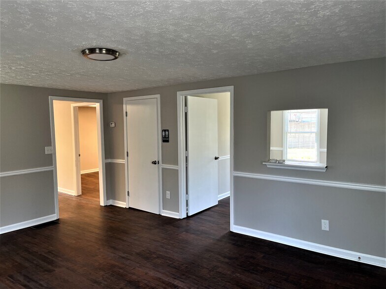More Photos Of 800 NE Brackett Rd, Marietta Medical For Lease