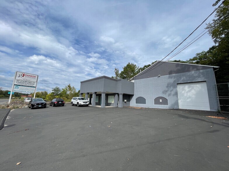 More Photos Of 2391 S Main St, Waterbury Showroom For Lease