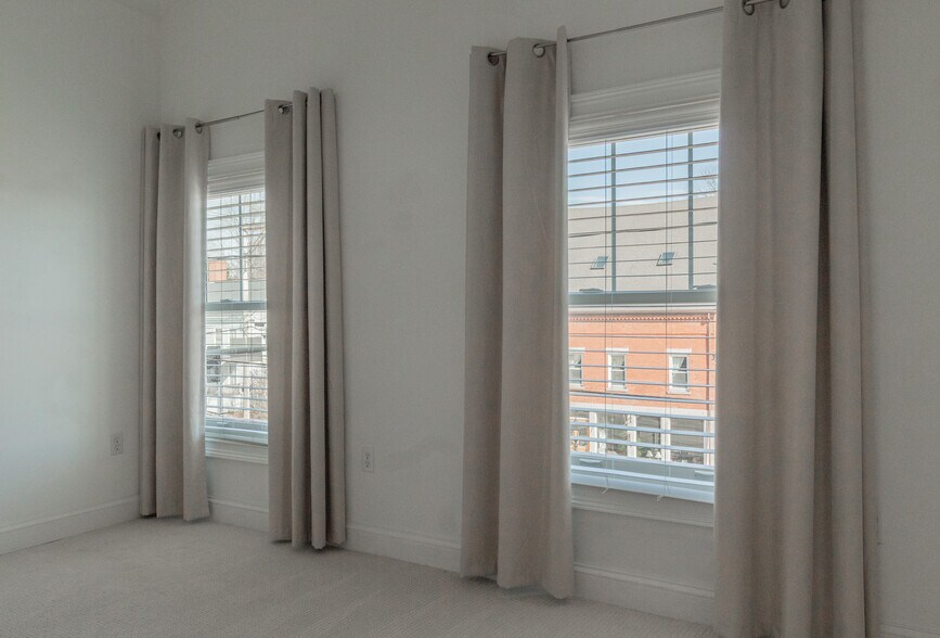 More Photos Of 72 Main St, Wiscasset Storefront Retail Residential For Sale