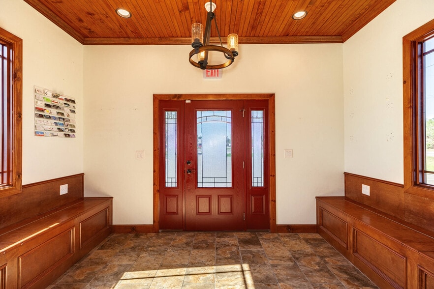 More Photos Of 1228 E Mulberry St, Angleton Bar For Sale