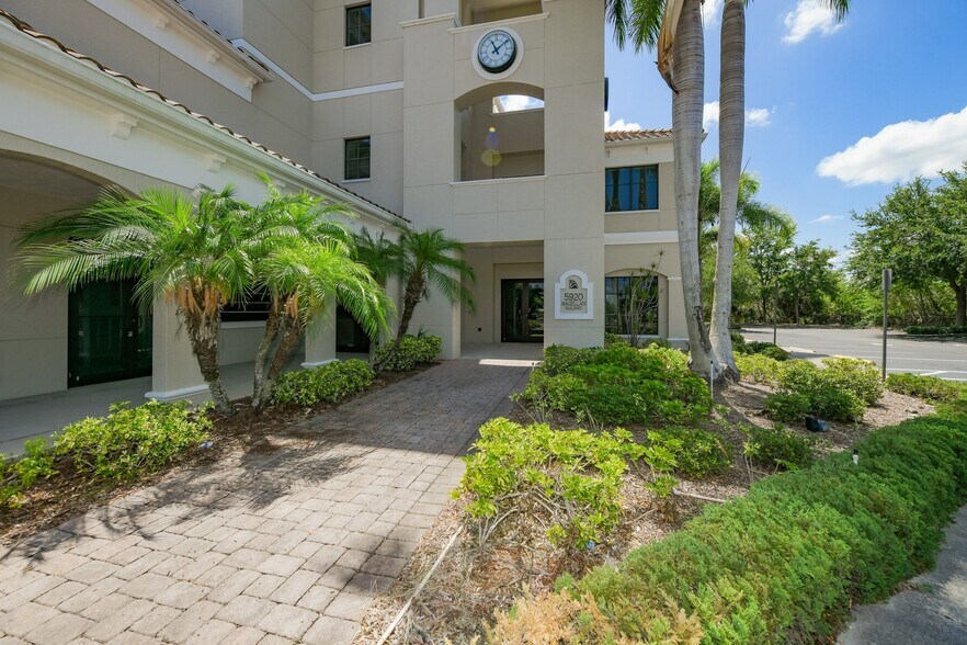 More Photos Of 5920 Pan American Blvd, North Port Medical For Lease