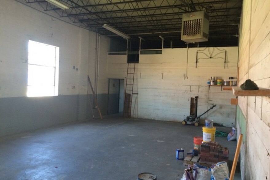 More Photos Of 2901 S Kansas St, Wichita Flex For Lease