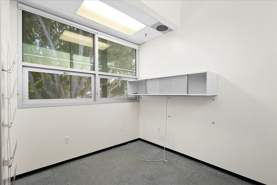 More Photos Of 482 W MacArthur Blvd, Oakland Medical For Sale