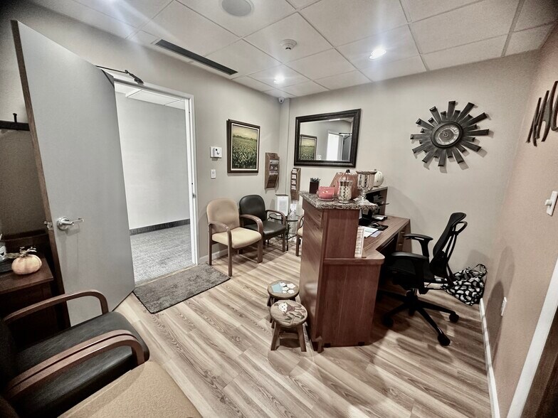 More Photos Of 4 Dearfield Dr, Greenwich Medical For Lease