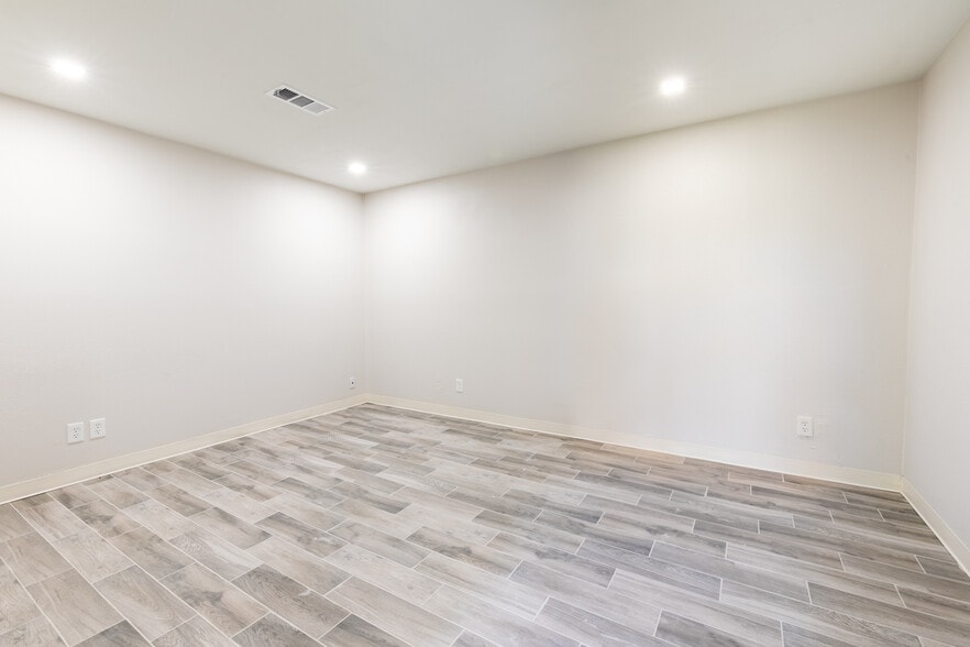 More Photos Of 1307 W Abram St, Arlington Office For Lease